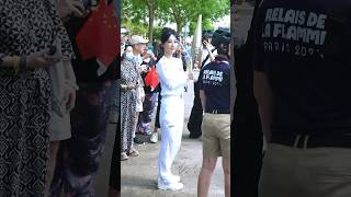 楊紫巴黎奧運火炬手，和路人互動Yang Zi Paris Olympic torchbearer, interacting with passers-by