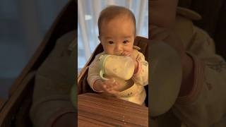 ストローマグ練習🥤豪快にミルクを飛ばす赤ちゃん🤣生後8ヶ月🏷️ Baby happily drinking milk from a straw mug #baby #babygirl