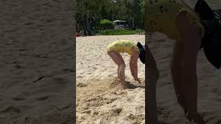 Kate play sands like a cute puppy(银锁玩沙子的样子好可爱）