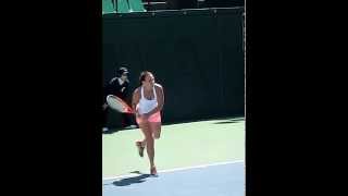 ケーシー・デラクア（Casey Dellacqua）サーブスローモーション 力みのない滑らかなフォーム