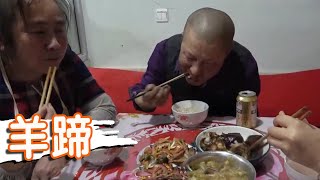 高壓鍋燉羊蹄，婆婆手撕啥肉？暖心給兒媳，啃肉喝啤酒，真過癮【泥土大黑】