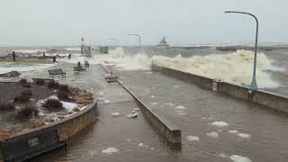 HUGE waves in Canal Park!!! Near the end a wave almost hits the bridge!