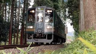 信楽高原鉄道　雲井駅。境内を電車が走る日雲神社。