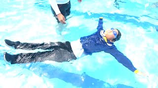 万が一、海や川に落ちたら…“着衣水泳”で命を守る　海水浴シーズン前に小学生が学ぶ＝静岡・南伊豆町