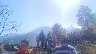 काली माता मंदिर के दर्शन पहाड़ो के बीच में