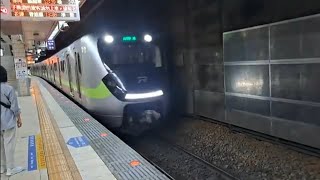 1178次苗栗發車經由山線開往基隆的銀綠色微笑號EMU900型十輛一編組EMU914區間車，和271次花蓮發車經由山線開往彰化的TEMU2030+TEMU2029普悠瑪自強號