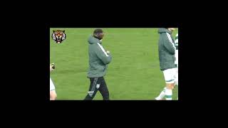 #shorts  One-Armed Kyogo Furuhashi  古橋 亨梧 Manages to Applaud Fans - Celtic 5 - St Mirren 1