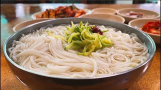 푸짐한 중면 국수에 편육과 겉절이가 반찬