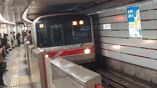 東京メトロ丸ノ内線02系02-110F各駅停車池袋駅行き赤坂見附駅到着(2022/12/20)