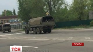 У мережі з'явилося відео, як Луганськом рухається колона військової техніки