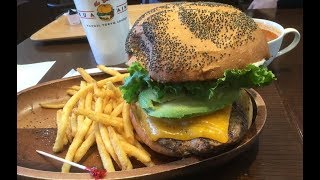 クアアイナ越谷レイクタウン店でアボカドバーガー体験