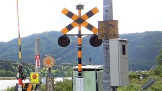 【踏切】JR磐越西線　川へ続く道の踏切 (Railroad crossing in Japan)