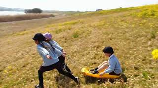 【みさと幼稚園】年長さんの土手遊びの様子