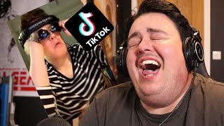 DAZ WATCHES TIK TOK'S THAT ARE FUNNY