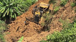 Advantages of the D6R XL Bulldozer Forming Palm Terraces in Steep Terrain