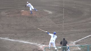 小笠原を相手に空振り三振に倒れた石川昂弥、すぐに中村ノリコーチと反省会をする (2022/02/12)