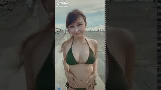 【TikTok】エッチな巨乳の乳揺れビキニ【水着美女】