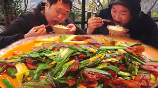 拔點蒜苗，二弟做“蒜苗炒香腸”，香辣下飯，拌米飯越吃越香｜Mukbang【鐵鍋視頻】