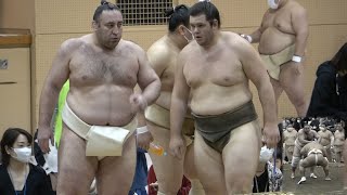 Tochinoshin on tour: Pushing juniors hard