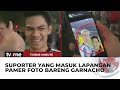 Fans yang Nekat Terobos Lapangan Pamer Foto Bareng Garnacho saat Wawancara | tvOne Minute