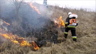 OSP Górowo Iławeckie - Gaszenie pożaru trawy przy użyciu opryskiwacza spalinowego STIHL SR430.