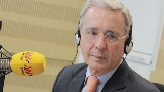 Álvaro Uribe habla con Vicky Dávila en La W