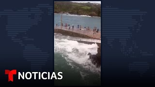 Una niña es arrastrada por las olas | Noticias Telemundo