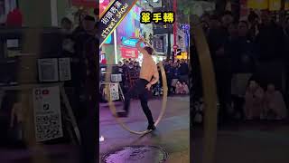 單手轉 #西門町街頭表演 #雜技 #streetshow #juggling #taipeiximending #cyrwheel