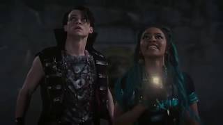 Descendants 3 - Uma Helps Mal Defeat Audrey | Clip #29