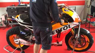 Moto GP 2013 Honda RC213V Marc Márquez車の エンジンスタート