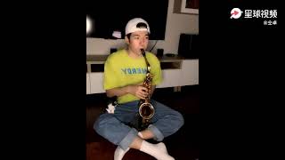 仝卓 Đồng Trác thổi Saxophone