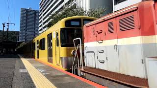 西武新2000系2451F+2453F　甲種輸送列車　大津駅4番のりば通過　2024年10月21日撮影