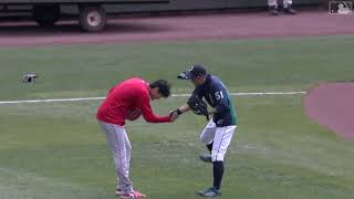 Moment: Ohtani bows to Ichiro before game