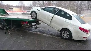 Водитель съехал с эвакуатора в Москве!