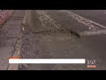 Un gran bache en la Av. 10 de Agosto, norte de Quito, que ocasiona problemas de movilidad