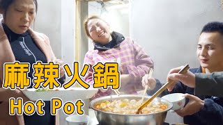 明二哥岳父幫忙搭圍欄，小玉煮牛肉火鍋招待，辣的岳父不敢動筷子【鄉村明二鍋】