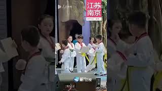 【大陸】這朋友能處！男孩表演跆拳道失誤 同伴機智化解