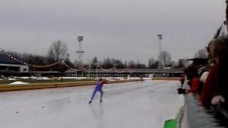 Pim en Max schaatsen de 100 meter op de Jaap Edenbaan