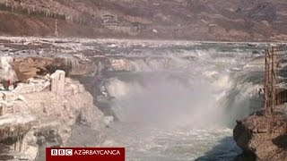 Çində donmuş şəlalədən buz parçaları axır