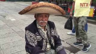 Anciano de casi 90 años, canta con pasión en la calle para mantenerse