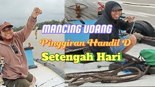 MANCING UDANG DI PINGGIRAN RUMAH WARGA HANDIL D (KABUPATEN KUTAI KARTANEGARA, KALIMANTAN TIMUR)