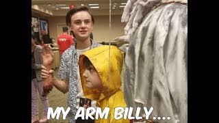 PENNYWISE GIVES THE REAL BILLY (BILL DENBROUGH) HIS BROTHER'S  ARM BACK IT 2017