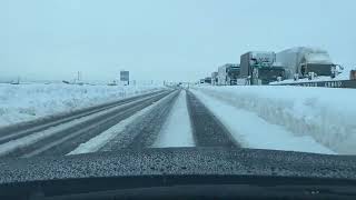 雪で高速道路が通行止めになり 国道8号線が大渋滞