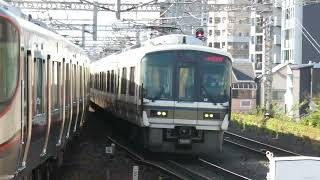 野田駅を発車する３２３系と通過する２２１系