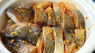 这才是鲈鱼好吃的做法，无需加水，肉质鲜嫩蒜香十足，比清蒸好吃