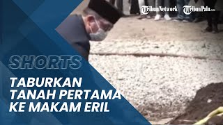 Momen Ridwan Kamil Taburkan Tanah Pertama ke Liang Lahat Putranya, Emmeril Kahn Mumtadz