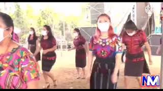 Chely y Belinda bailando con las conviteras de 18 de diciembre al con paz de la cariñosa gema India