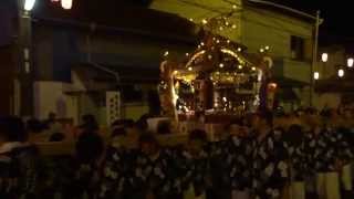 2014年　木遣りで始まる、おちょ入り（宮入）前の川津神社の神輿のかつぎだし