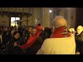 buon natale con don gallo che canta bella ciao dopo aver celebrato la santa messa