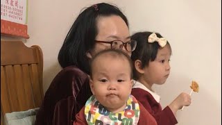 看到媽媽抱姐姐吃醋了，最後抱起來後秒安靜|Joanne(4Y10M)|Jesse(1Y3M3D)